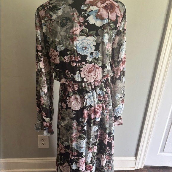 Everly  Maxi Dress size small - Picture 2 of 5